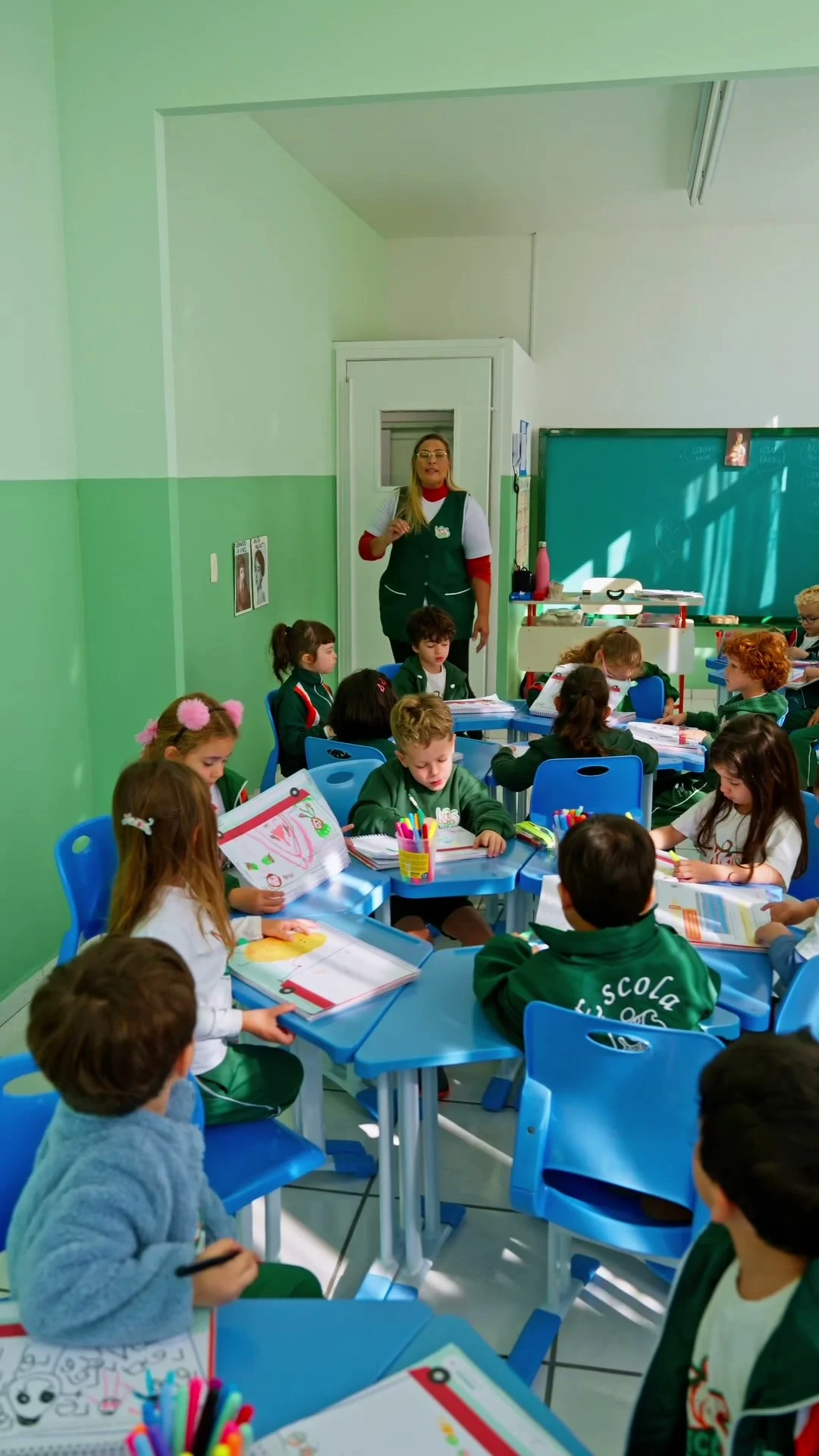 Cena real de uma sala da Kids Place usada no filme híbrido da Nina